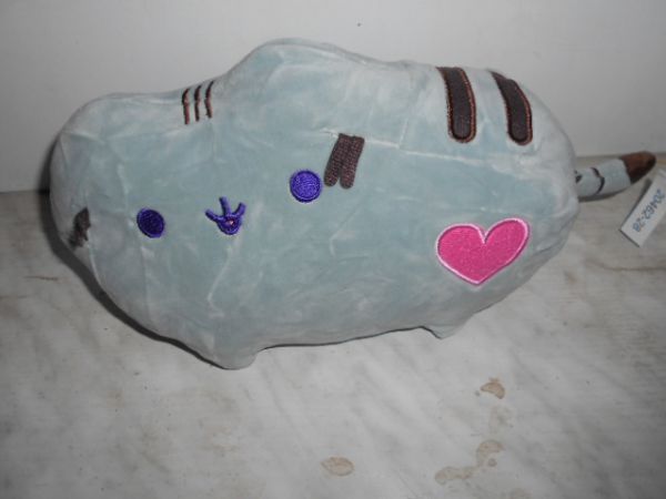 20462-28 Кошка стоит