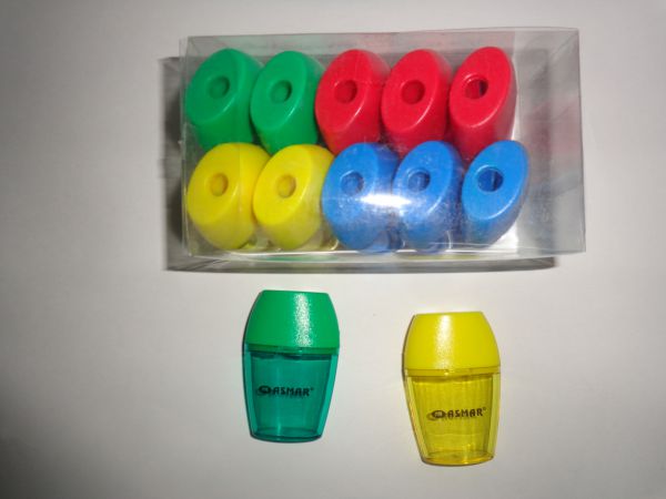 AR-908 ТОЧИЛКА ОДИНАРНАЯ С КОНТЕЙНЕРОМ ЦВЕТНОЙ (12 шт в уп)  "ASMAR"