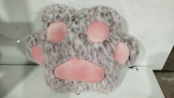 1280-001/45 Подушка Лапа Лео мех